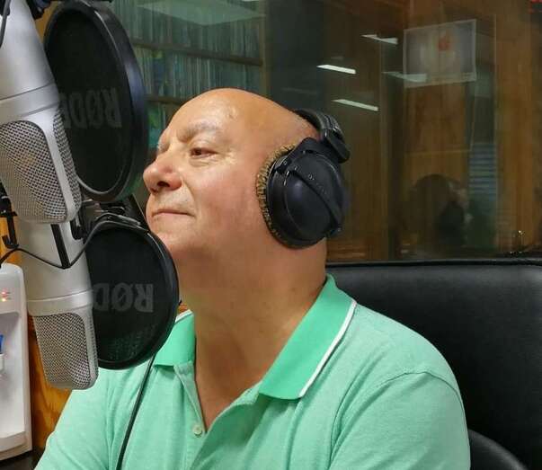 Ezequiel López, en los estudios de Radio Faycán (Foto TA)